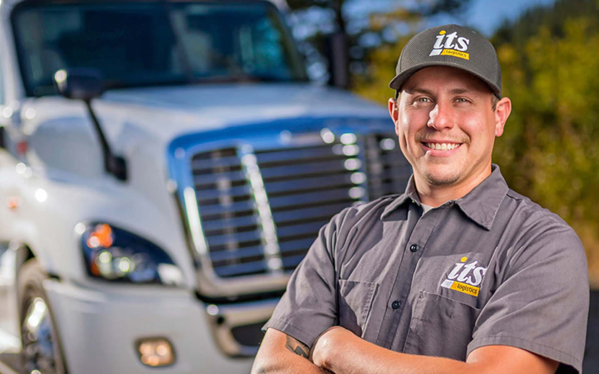 LKW-Fahrer vor seinem Truck