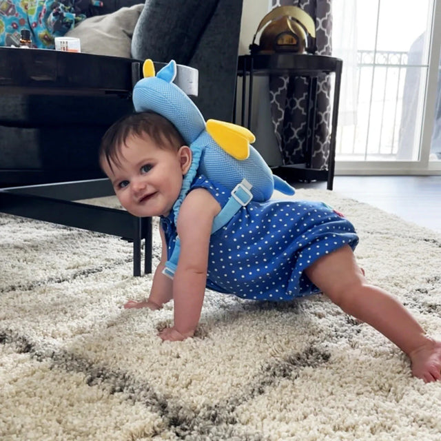 Kundenfoto: Baby krabbelt lachend mit Purzelpolster