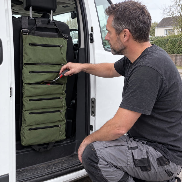 Kunde greift Werkzeug aus dem Rollwerk an der Kopfstütze seines Transporters